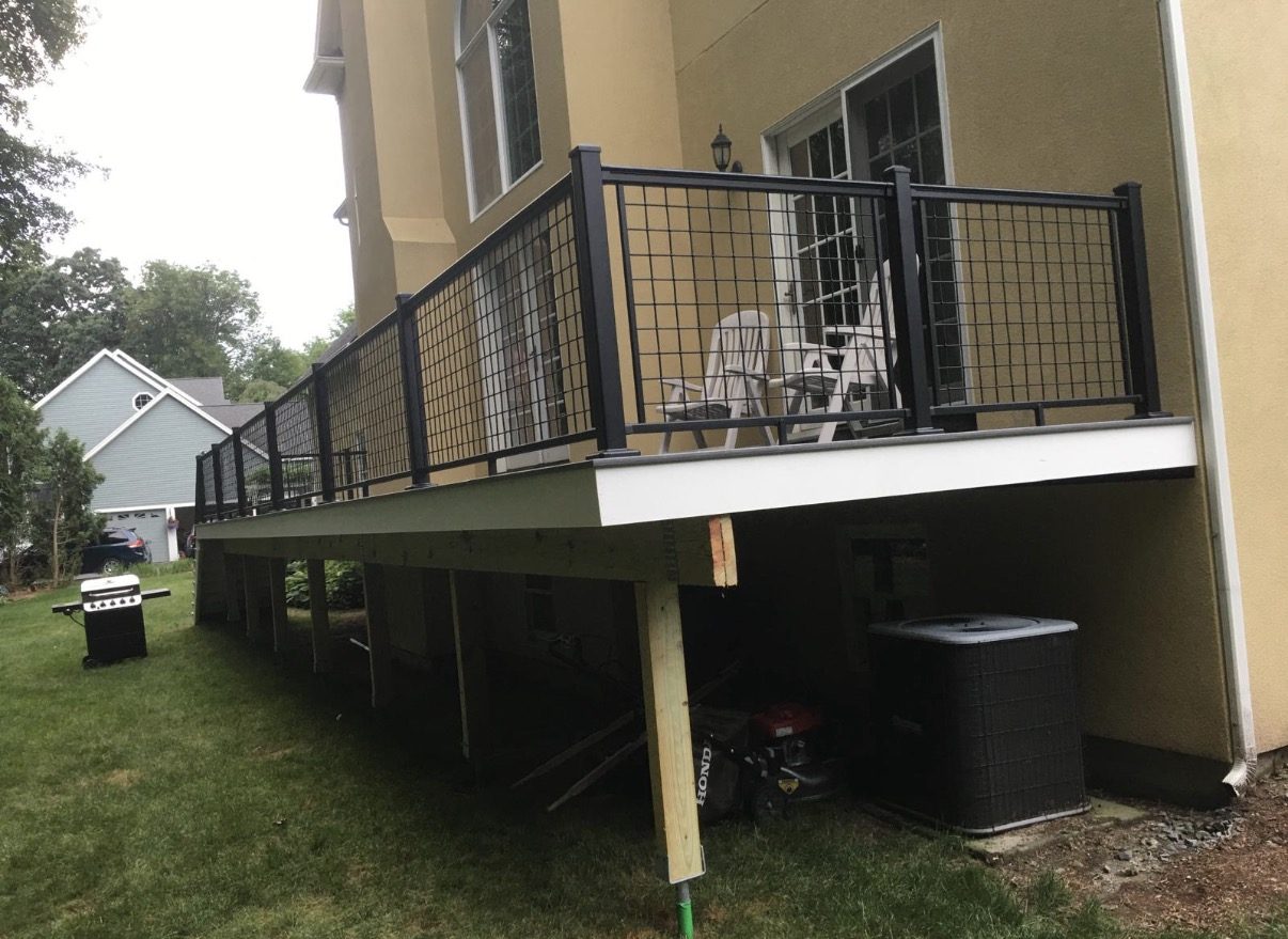 Deck elevado com guarda-corpo preto, finalizado e pronto para uso